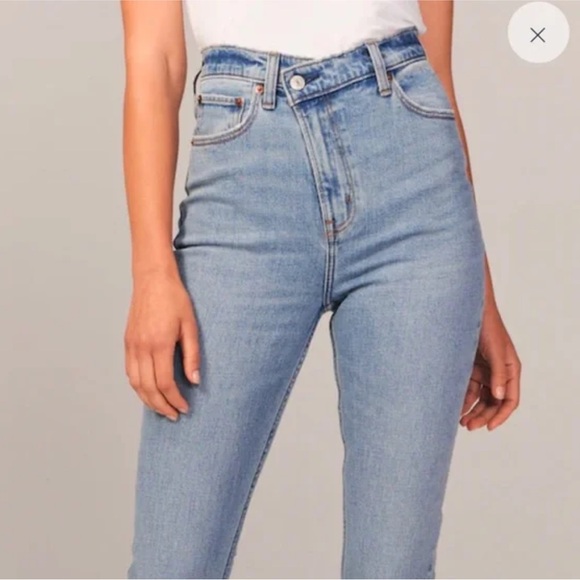 Abercrombie Curve Love 90’s Ultra High Rise Slim Straight with Criss Cross Waist - Picture 2 of 5